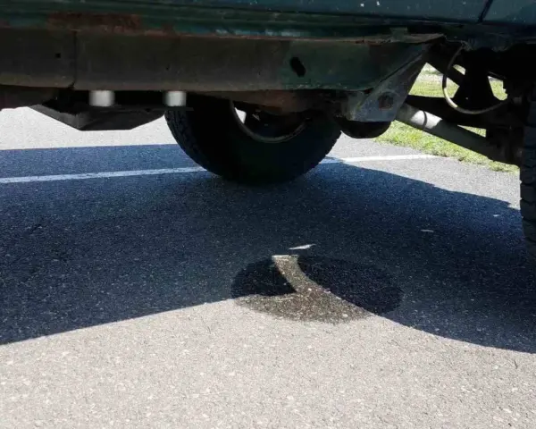 Ein dunkler Fleck auf dem Asphalt deutet auf Kondenswasser der Klimaanlage hin.