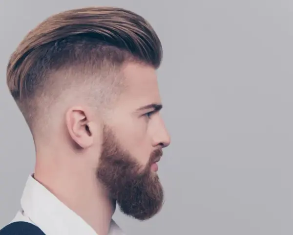 Mężczyzna z modnym irokezem i zadbaną brodą, stylizacja na rockmana.