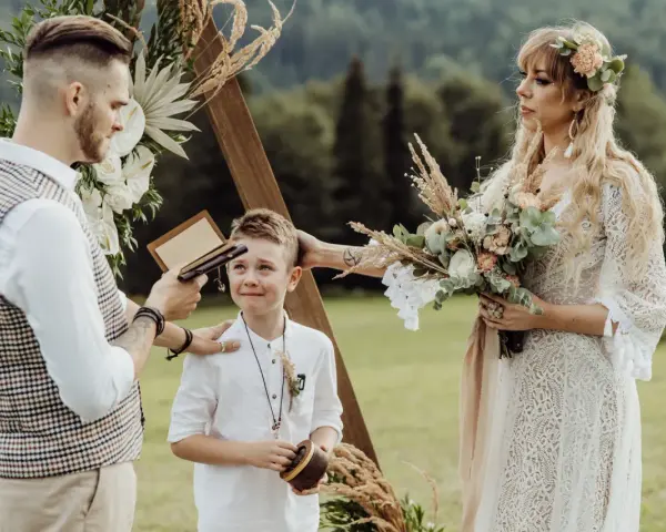 Wzruszający moment odnowienia przysięgi małżeńskiej. Chłopiec z bukietem wzrusza się podczas ceremonii.