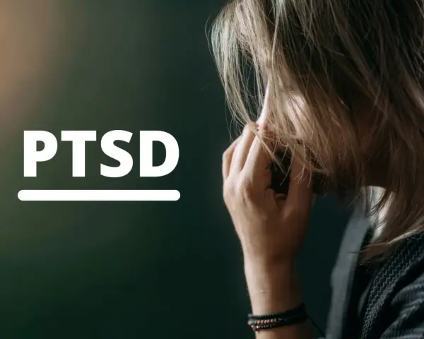 Kobieta z rękami przy twarzy, obok napis PTSD. To pytanie o to, co to jest PTSD i jak wpływa na życie.