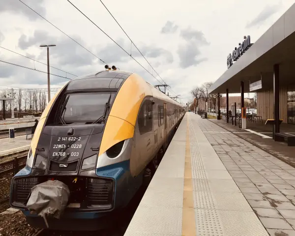 PKP Kraków Oświęcim przez Zator. Nowoczesny pociąg na stacji, gotowy do podróży.