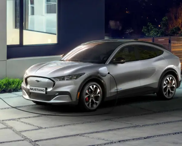 Srebrny Mustang Mach-E, nowoczesny bev, ładuje się przy domu. Czysta energia na noc.