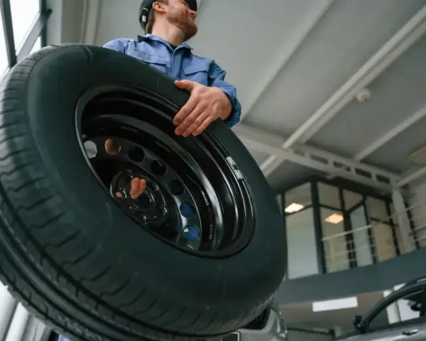 Meccanico con pneumatici senza senso di rotazione, pronti per essere montati.