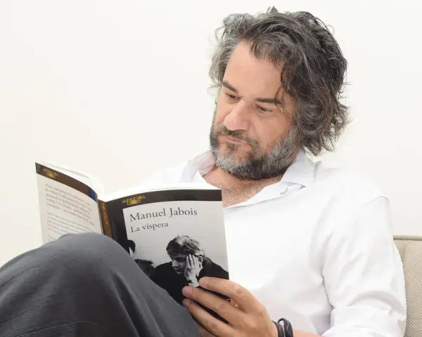 Hombre leyendo "La víspera" de Manuel Jabois. Un libro que inspira a publicar un libro gratis y compartir historias.