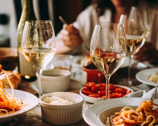 En härlig middag med pasta och tomatsås, ackompanjerad av ett glas vitt vin.
