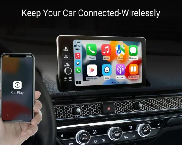 Koppla iPhone till bilen via Bluetooth för trådlös uppkoppling. CarPlay visas på bilens skärm och i handen.