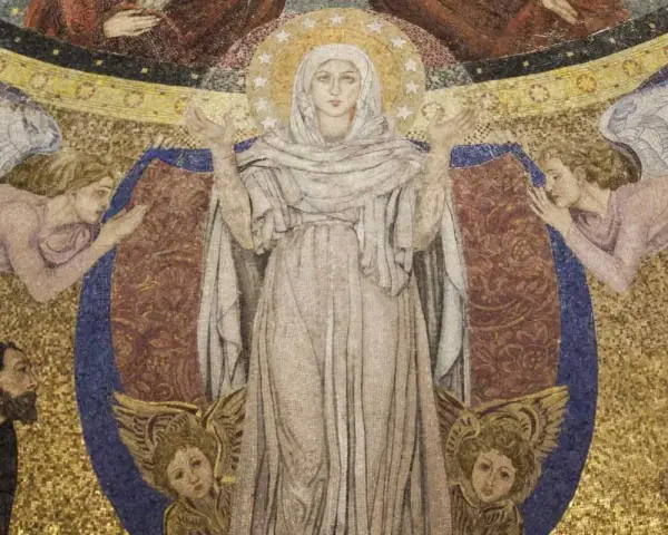 Wielobarwna mozaika przedstawia Matkę Boską otoczoną przez anioły i wiernych, symbolizującą kult maryjny.