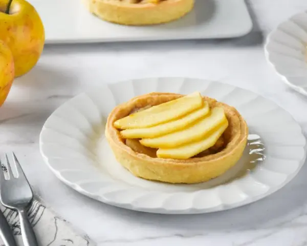 Deliciosas tartaletas de manzana, con masa dorada y relleno de fruta fresca, listas para disfrutar.