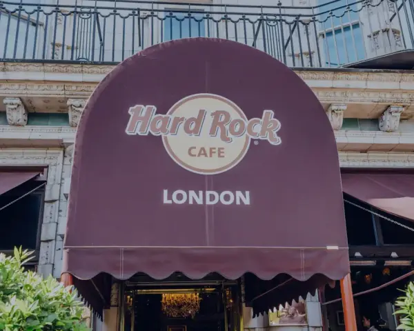 Das Hard Rock Cafe London, ein Meilenstein der Musikgeschichte, präsentiert sich mit seinem ikonischen Logo.