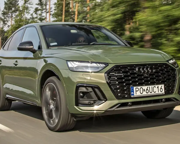 Zielony Audi Q5 Sportback w ruchu. Sprawdź aktualną audi q5 cena i dostępne wersje.