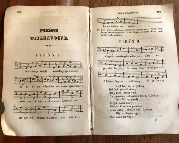 Stare nuty z pieśniami wielkanocnymi. Teksty pieśni "Pieśń I" i "Pieśń II" towarzyszą zapisom nutowym.