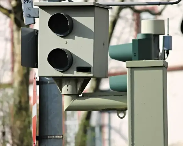 Szukasz informacji, jak sprawdzić czy fotoradar zrobił zdjęcie? Ten aparat na słupie monitoruje ruch.