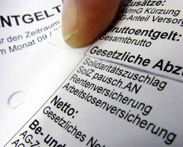 Finger auf Lohnabrechnung, die "Gesetzliche Abzüge" zeigt. Hier wird die Bedeutung der Kirchensteuer lfd. erläutert.