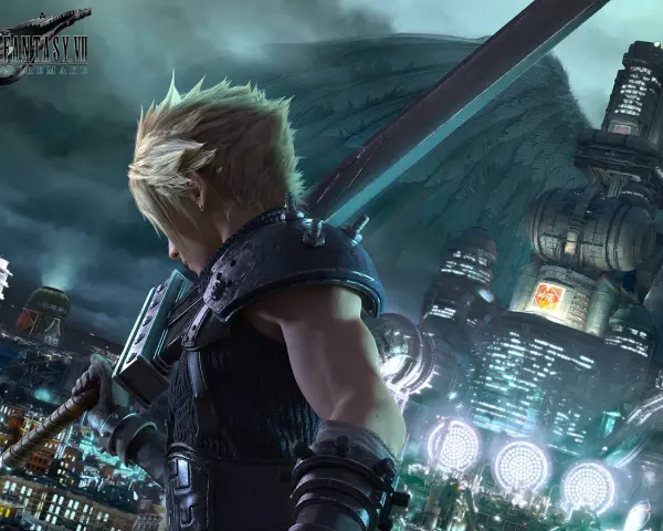 Cloud Strife, con su gran espada, se alza sobre una ciudad futurista en el **Final Fantasy VII Remake**.