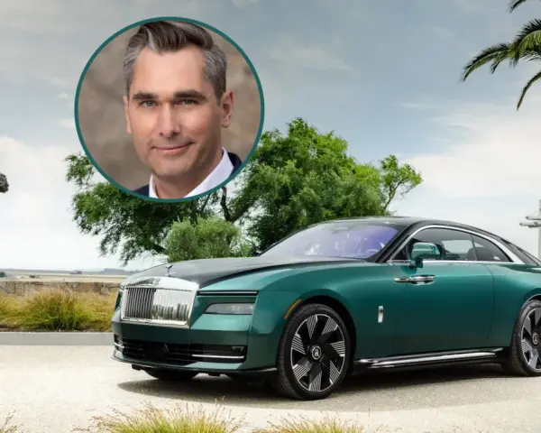 Zielony Rolls-Royce Spectre na tle drzew i budynku, z portretem mężczyzny w okręgu.