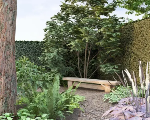 En lugn plats i trädgården med en träbänk, frodig grönska och en mur av murgröna. Perfekt skogstomt inspiration för avkoppling.