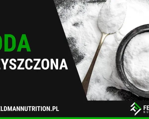 Biały proszek, wodorowęglan sodu, w miseczce i na łyżce. Slogan "SODA OCZYSZCZONA" i logo Feldman Nutrition.