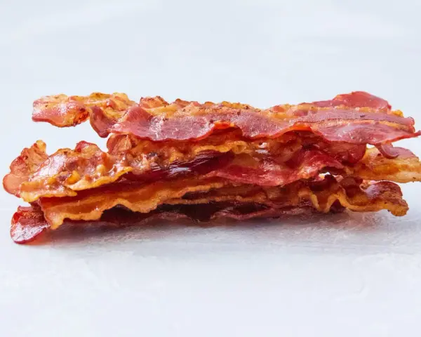 Ein Stapel knusprig gebratener Bacon-Streifen, bereit zum Genuss.