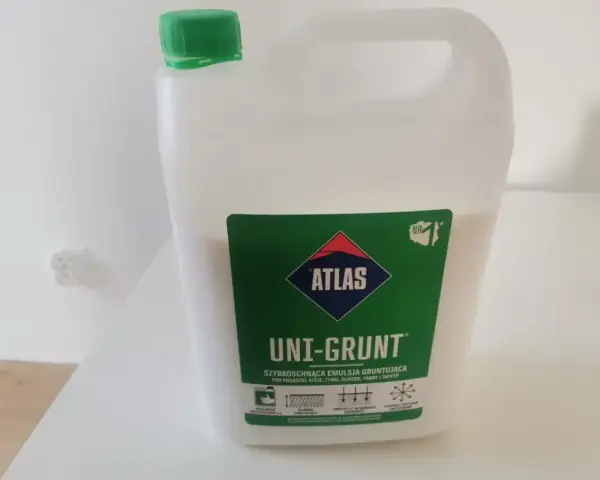Biały kanister z zieloną nakrętką, zawierający emulsję gruntującą Atlas Uni-Grunt. Idealny do przygotowania podłoża pod gipsar.