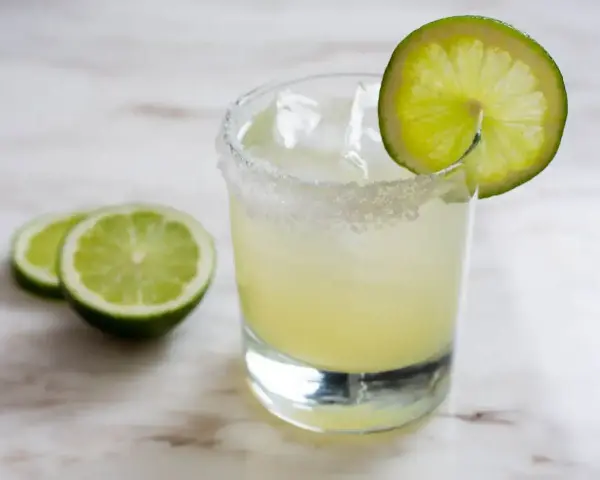 Orzeźwiająca margarita z solą na brzegu szklanki i plasterkiem limonki. Idealny przepis na margarita!