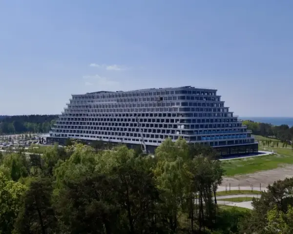 Nowy hotel Gołębiewski w Pobierowie, otoczony lasem i morzem, szuka pracowników.
