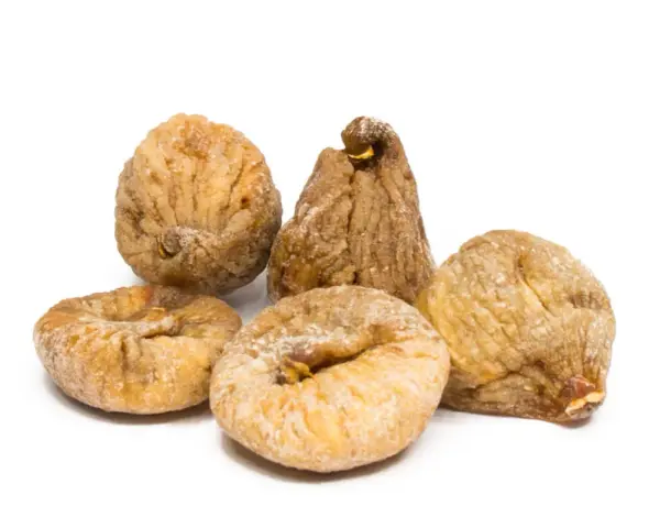 Fünf getrocknete Feigen, die zeigen, wie gesund Feigen sind. Sie sind leicht mit Zucker bestäubt und liegen auf weißem Hintergrund.