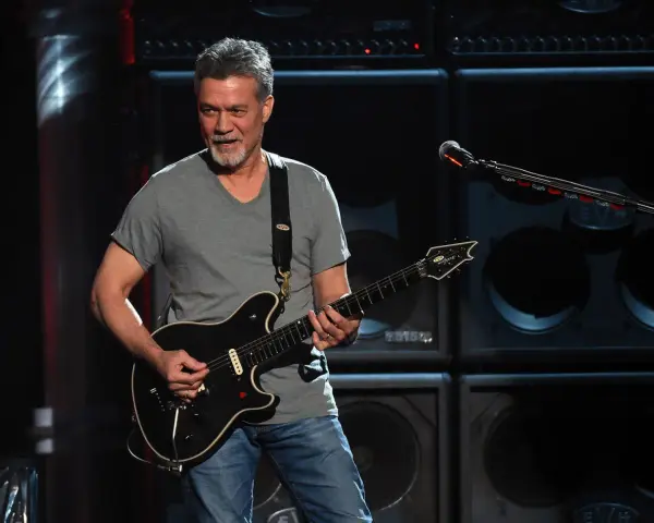 Eddie Van Halen, uznawany za najlepszego gitarzystę świata, gra na scenie.