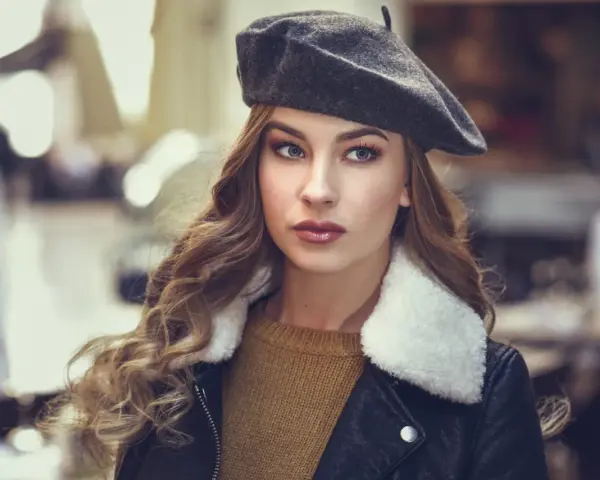 Czy berety są modne? Odkryj ich niezwykłą popularność i stylizacje