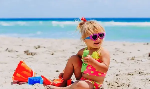 Jak biura podróży liczą wiek dziecka i co to oznacza dla ceny?