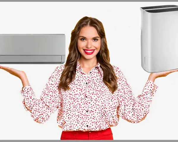 Donna sorridente mostra un condizionatore e un deumidificatore, utile per capire a quanto impostare il deumidificatore in inverno per un comfort ottimale.