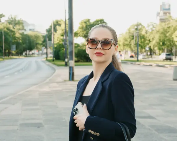 Jaką bluzkę do granatowej marynarki wybrać, aby wyglądać świetnie?