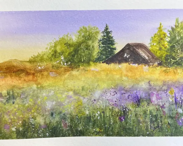 Photo aquarelle d'un paysage champêtre avec un ciel violet, des collines, des arbres et une petite maison.