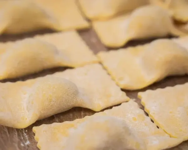 Tortelli di patate ricetta toscana: pasta fresca fatta in casa, pronta per essere cucinata e gustata.