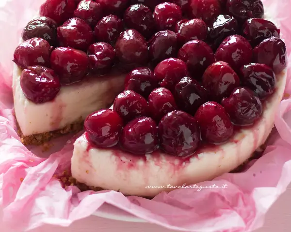 Deliziosa cheesecake alle ciliegie, con una base croccante e una crema vellutata, ricoperta da ciliegie succose e lucide.