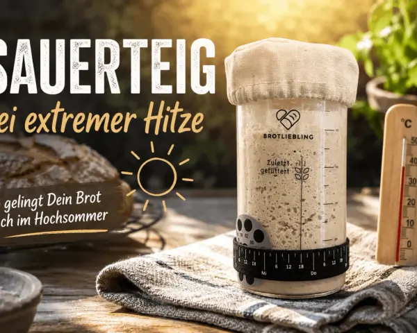 Sauerteig bei extremer Hitze: Ein Glas Sauerteig, ein Thermometer zeigt hohe Temperatur, Brot im Hintergrund. So gelingt Brot auch im Hochsommer.