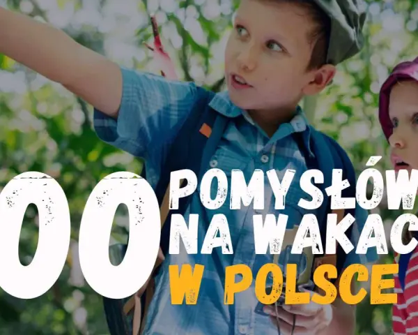 Dzieci na wakacyjnej wyprawie, szukają pomysłów gdzie na wakacje z dziećmi w Polsce.