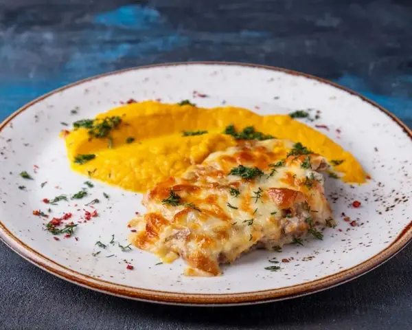 Pyszny kurczak katsu zapieczony z serem, podany z purée z dyni.