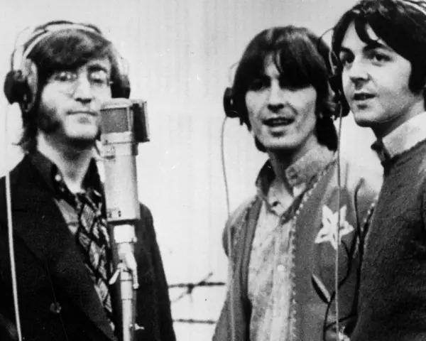 John, George und Paul im Studio, als ob sie back in the USSR wären, mit Kopfhörern und Mikrofon.
