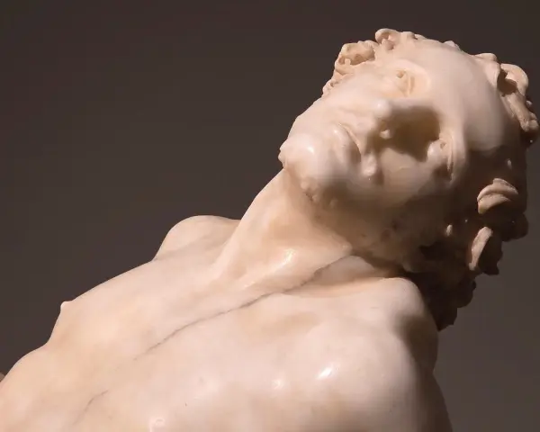 Rzeźba z marmuru przedstawiająca męskie ciało w dramatycznej pozie, dzieło Gian Lorenzo Bernini.