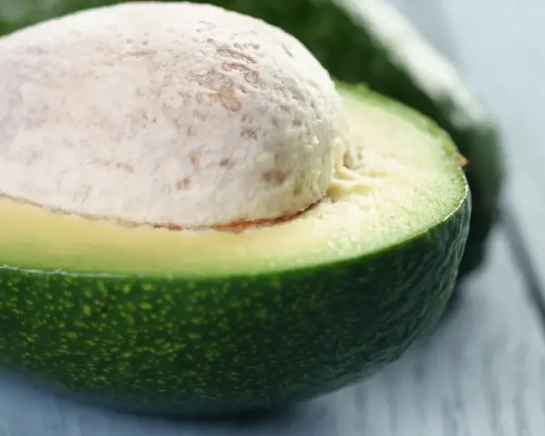 Idealny moment na guacamole, kiedy awokado jest dojrzałe. Miękki, kremowy miąższ i duża pestka.