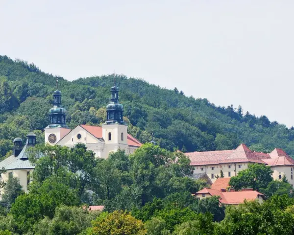 Kalwaria Zebrzydowska, malowniczo położona wśród zielonych wzgórz, to sanktuarium otoczone lasem.