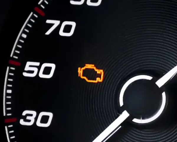 Kontrolka "check engine" świeci? Co robić i czy można jechać dalej?