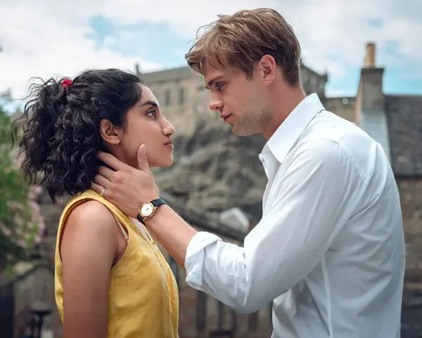 Un uomo con camicia bianca sfiora il viso di una donna con abito giallo, un momento intimo che potrebbe cambiare tutto in questa serie "One Day".