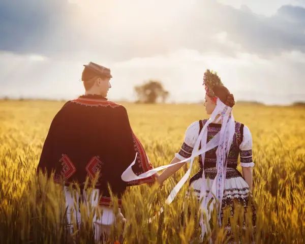 Para w strojach ludowych trzyma się za ręce na polu pszenicy. Ciekawe chorwackie ciekawostki o tradycjach.
