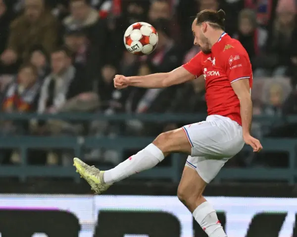 Piłkarz Wisły Kraków w akcji podczas meczu z Miedzią Legnica. Strzał na bramkę!