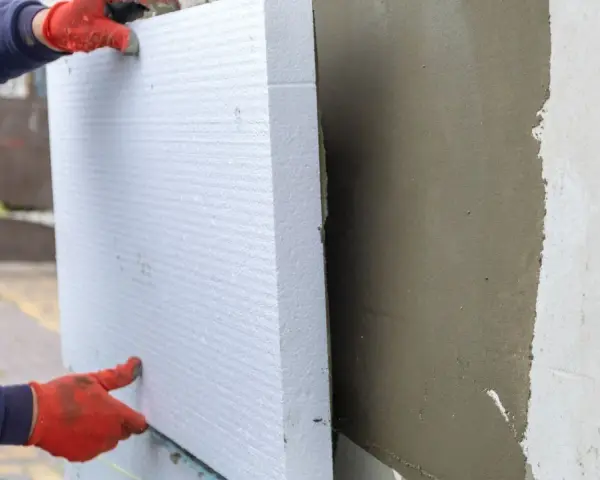 Installazione di pannelli Depron per isolamento termico. Le opinioni su questo materiale sono positive per la sua efficacia.