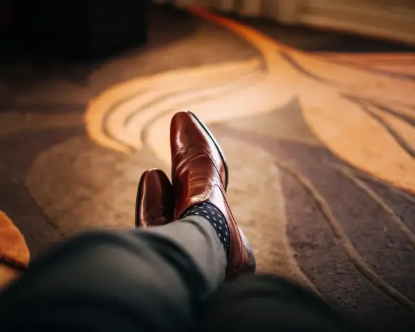 Jakie skarpetki do szarego garnituru wybrać, aby wyglądać elegancko?
