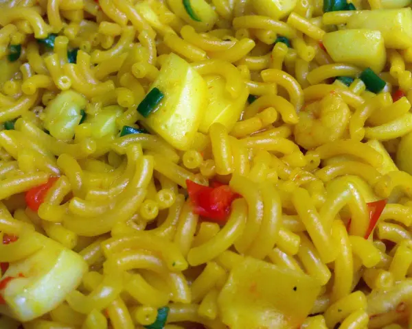 Fideuà con trozos de pimiento rojo y verde, y patata. Una deliciosa fideua receta lista para disfrutar.