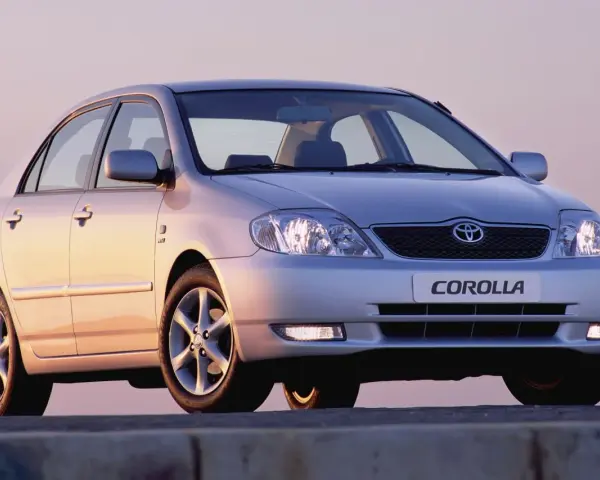 Srebrna Toyota Corolla 1.6 benzyna, idealna do miasta i na trasy. Zastanawiasz się, ile pali Toyota Corolla 1.6 benzyna? Ten model oferuje rozsądne spalanie.