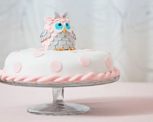 Perfekcyjna masa cukrowa na tort: Sekrety gładkiego wykończenia